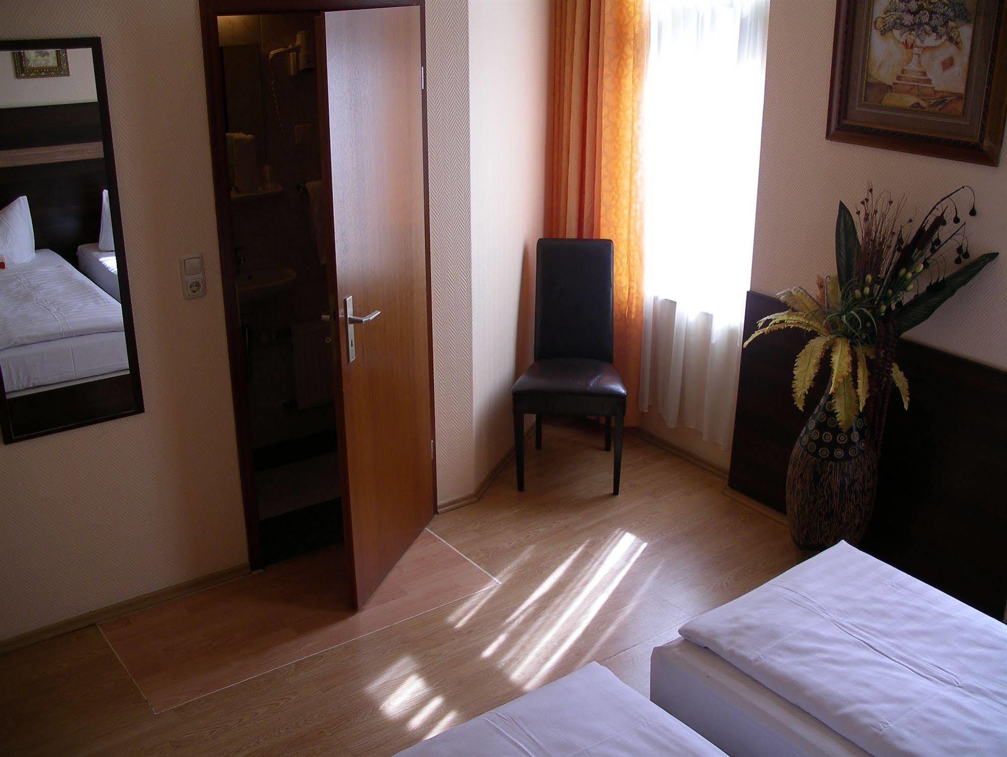 Hotel Elbe Street 34 Frankfurt am Main Bagian luar foto